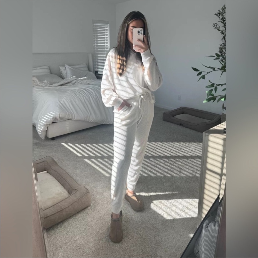 NWOT Alo Yoga Muse Hoodie Ivory Cropped Hooded Knit Alo Yoga Sweater